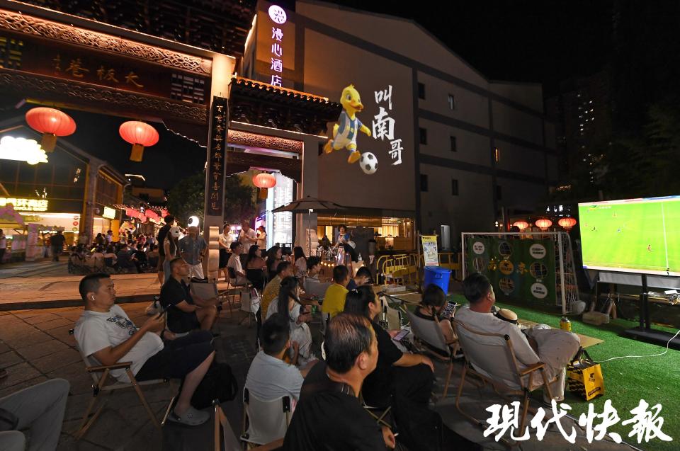 南京人对足, 牛华新
